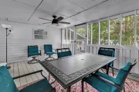 3 BEDROOM BEACH HOUSE WITH GOLF CART!