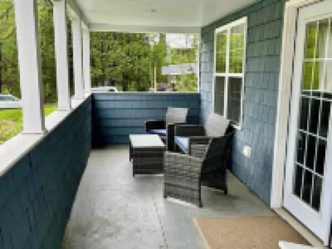 Remodeled Newfound Lake - home w/ water views sleeps 10- close to ski mountains! Hotels in Bristol