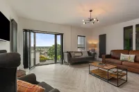 No3 Highpoint luxury townhouse, 2en-suite bedrooms onsite indoor swimming pool