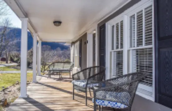 Delightful 2-bedroom Cottage in Hot Springs Hotels in Hot Springs