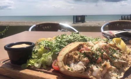 Chic 2-Bed Seafront Haven Near Felpham Beach Отели в г. Богнор-Регис