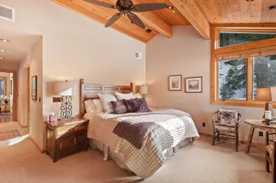 Wulf's Lodge at Olympic Valley Unwind in Hot Tub! Hotels in der Nähe von Gallery Keoki