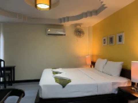 J Hotel Hotels near Bluedragon Cabaret