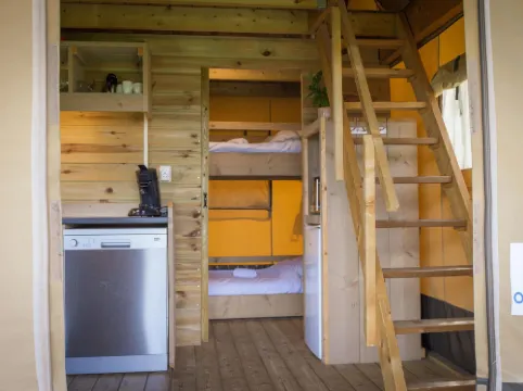 靠近Veluwe的裝備精良的帶露台的帳篷小屋