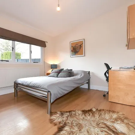 Gorgeous 3Bd Cottage with Parking Nr Guildford Отели рядом с достопримечательностью «Университет Суррей»