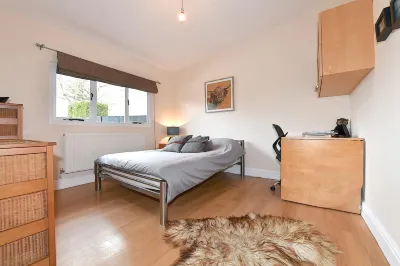 Gorgeous 3Bd Cottage with Parking Nr Guildford Các khách sạn gần Royal Surrey County Hospital