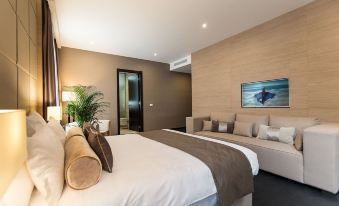 Dominic Smart & Luxury Suites - Republic Square