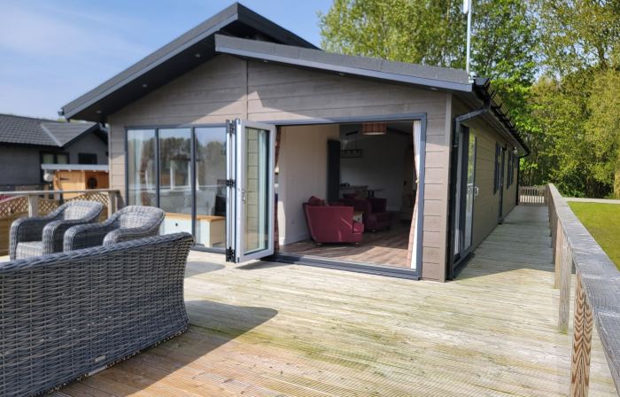 Luxury 2-bed Lodge in Routh, Sleeps 4 With Hot Tub