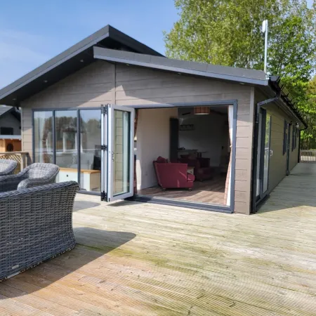 Luxury 2-bed Lodge in Routh, Sleeps 4 With Hot Tub