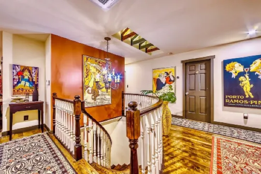 Neocolonial Nouveau Kensington Vacation Home Отели рядом со станцией Rupert Station Platform 2