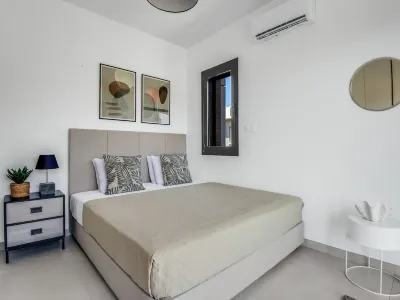 Sanders Elgio - Cute 2-Bdr Apt with Balcony