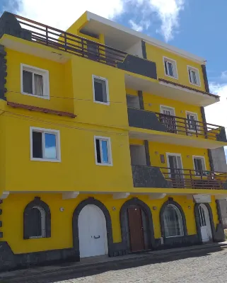 The Yellow Flat - Sea View Hotel dekat Praia de Cabral