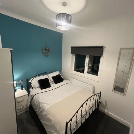 2-Bed Home - Sleeps 4 Parking & Garden