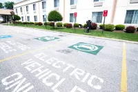 Clarion Inn Elmhurst - Oak Brook Near I-88 I-290 I-294 - parking