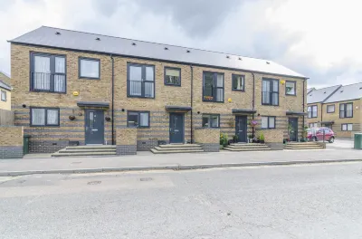 The Central Lodge Hotels near Stephen Oliver Studio & Gallery