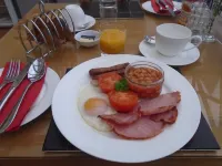 Trumbles Gatwick B&B - Aamiainen