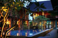 เดอะวิลเลจเฮาส์ - สระว่ายน้ำแบบอินฟินิตี้