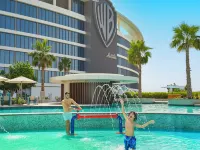 The WB Abu Dhabi Hotel, Curio Collection by Hilton - สระว่ายน้ำบนดาดฟ้า