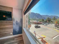 Crash Hotel Squamish - Mountain view