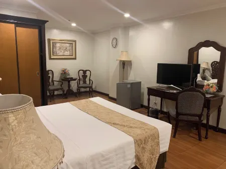 Crown Royale Hotel
