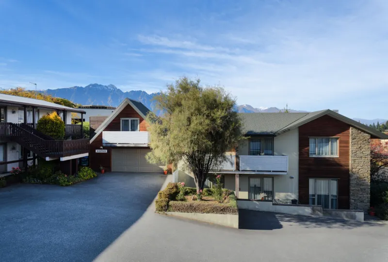 皇后鎮公寓汽車旅館