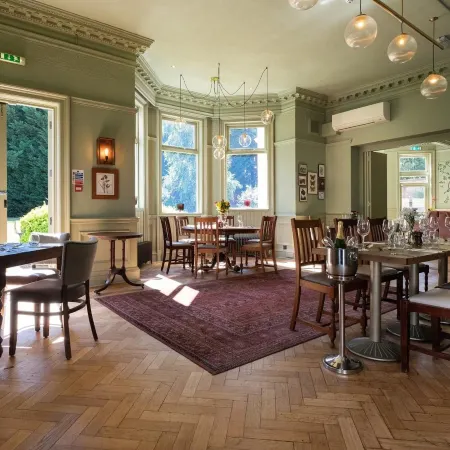 Worplesdon Place Hotel Отели рядом с достопримечательностью «Университет Суррей»