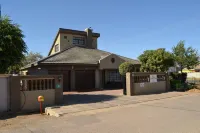 Triple Palms Bed and Breakfast Hotels in Копонг