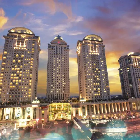 The Bellezza Suites by Nemuru Отели рядом с достопримечательностью «Плаза Сенаян»
