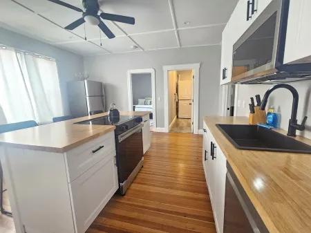 Downtown Living- 3Br- Pet Friendly- Parking