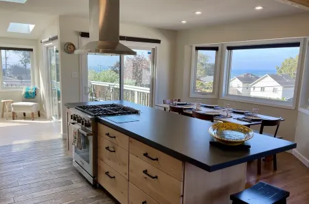 Elegant but practical retreat to maximize your enjoyment in beautiful HMB Отели рядом с достопримечательностью «Pillar Point Harbor»