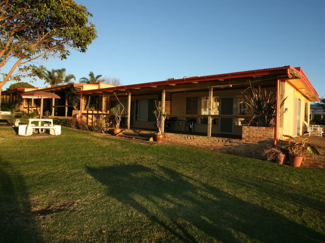 Lake Edge Holiday Units - South Coast