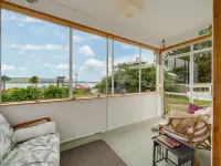 Surat Bay Lodge by the Sea/Backpackers Hostel فنادق في Kaka Point