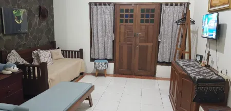 Ventera Homestay Отели рядом с достопримечательностью «Sari Temple»