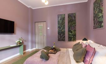 Delightful University Square 1BR, Balcony Church Views