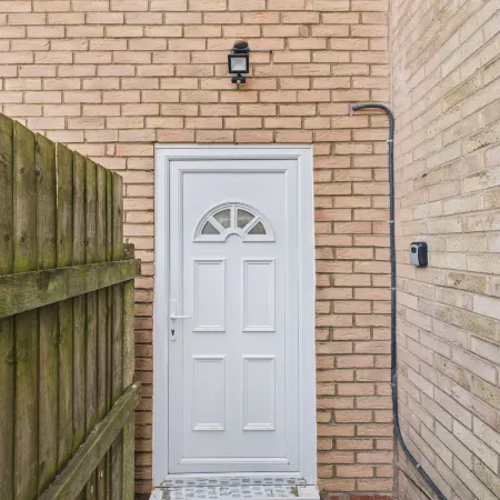 Central Guest Room - En-Suite Parking & Garden