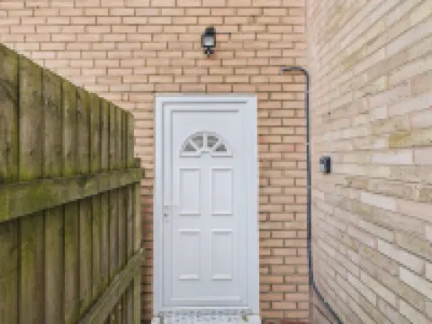 Central Guest Room - En-Suite Parking & Garden