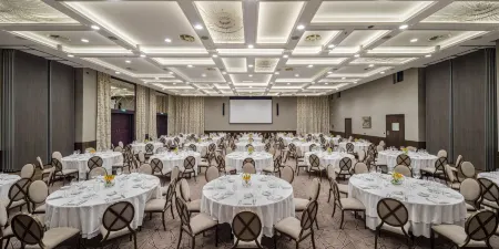 Hilton Podgorica Crna Gora Отели рядом с достопримечательностью «Собор Воскресения Христова»