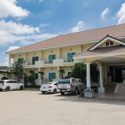 JRD Resort Отели рядом с достопримечательностью «Пранг Сам Йот»