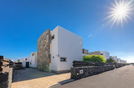 Camelot ​Holiday Homes by LIVVO Отели рядом с достопримечательностью «Playa de Papagayo»