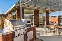 Desert Oasis with Hot Tub and Outdoor Kitchen - Stunning Modern Retreat Hotels in Pioneertown