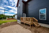 2-story modern & chic home near downtown with washer/dryer, AC, & fast WiFi Hôtels à : Fayetteville