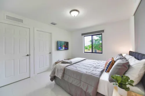 Modern Comfort and Fully Equipped Kitchen - Stylish Oasis Hotels in West Little River