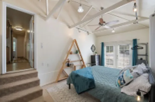 Charming Hideaway! Spacious Yard, BBQ, Games & Bright, Cheerful Vibes