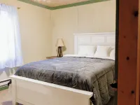 Cozy Pines Log Cabin 2BR+Loft Creekside w/ Hot Tub