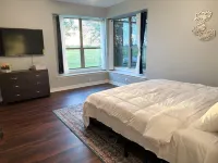 Countryside Serene Sunset Ranch: 50-acre luxury retreat, Hot tub, sleeps 10!