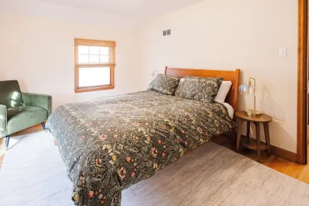 Spacious 5-Bedroom House in Peaceful Ames Neighborhood Just Steps from Campus. Отели рядом с достопримечательностью «Государственный университет Айова»