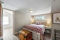 Charming! Remodeled 4-bedrm, 3 bath, less than 1 mile to Notre Dame. Super Clean