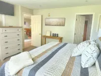 3 Min to Strip! Indoor Pool, Hot tub, Sauna, new!