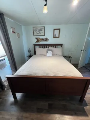 Charming 2-bedroom 2-full bath home with fishing dock, kayaks, WiFi, AC and more