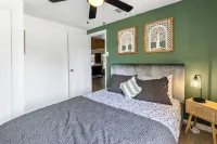 Charming 3-bedroom, gorgeous Lake Front, Fishing Dock, Fire Pit, Kayak & more Hotel a Rains County